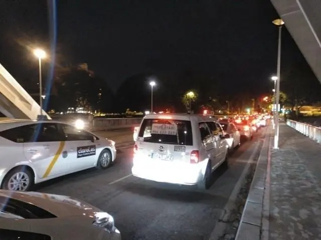 Protesta de taxistas en el Puente de la Barqueta. - EP