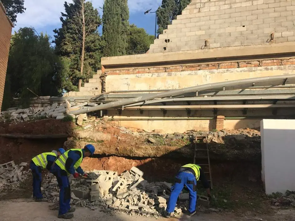 Trabajos de reparaci&oacute;n en el muro ca&iacute;do. - VM