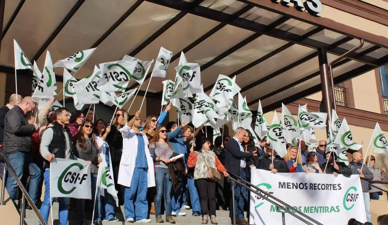 Concentraci&oacute;n a la puertas del Hospital Civil. - csif