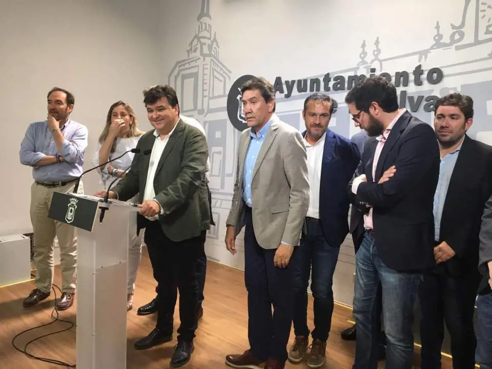 Gabriel Cruz y el consejo de administraci&oacute;n del Recre. - Edu Siles