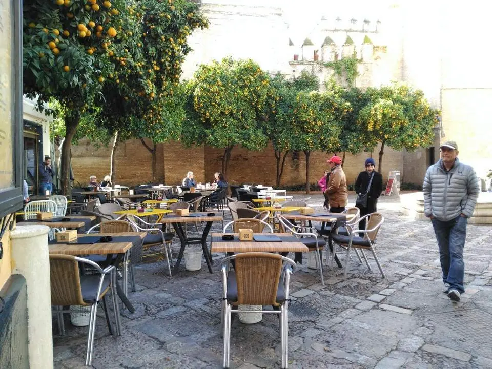 Un turista pasa junto a los veladores instalados en la Plaza de la Alianza. - MLV