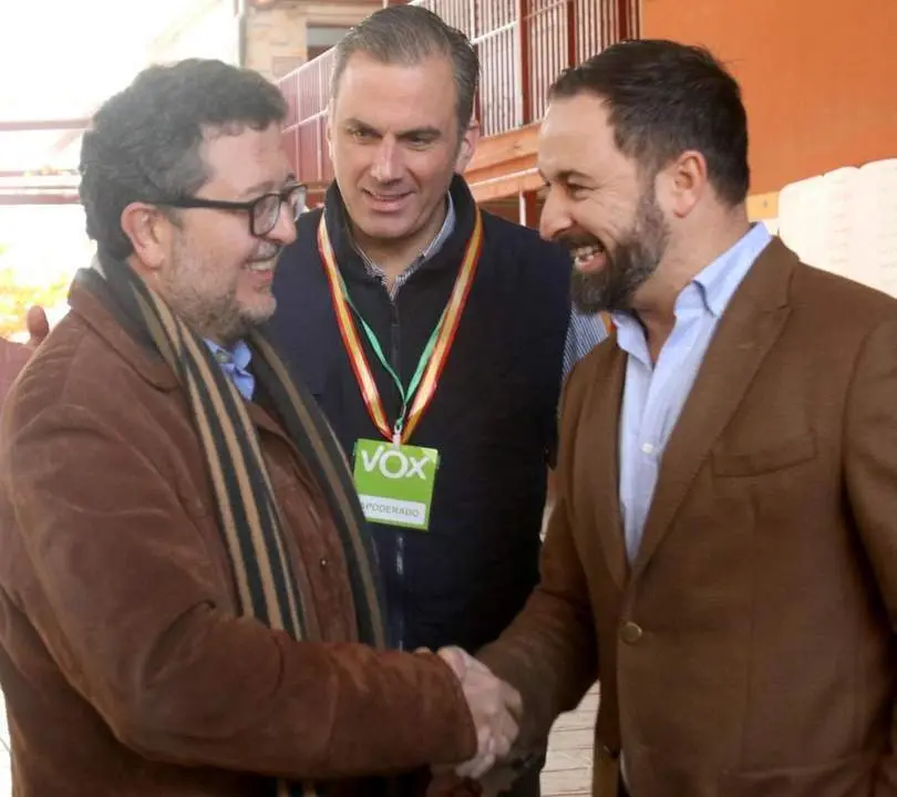 Santiago Abascal con Francisco Serrano. - CARLOS M&Aacute;RQUEZ/EP