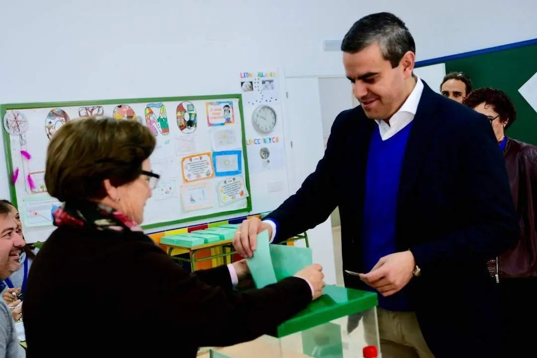 Pepe Ortiz votando. - PP