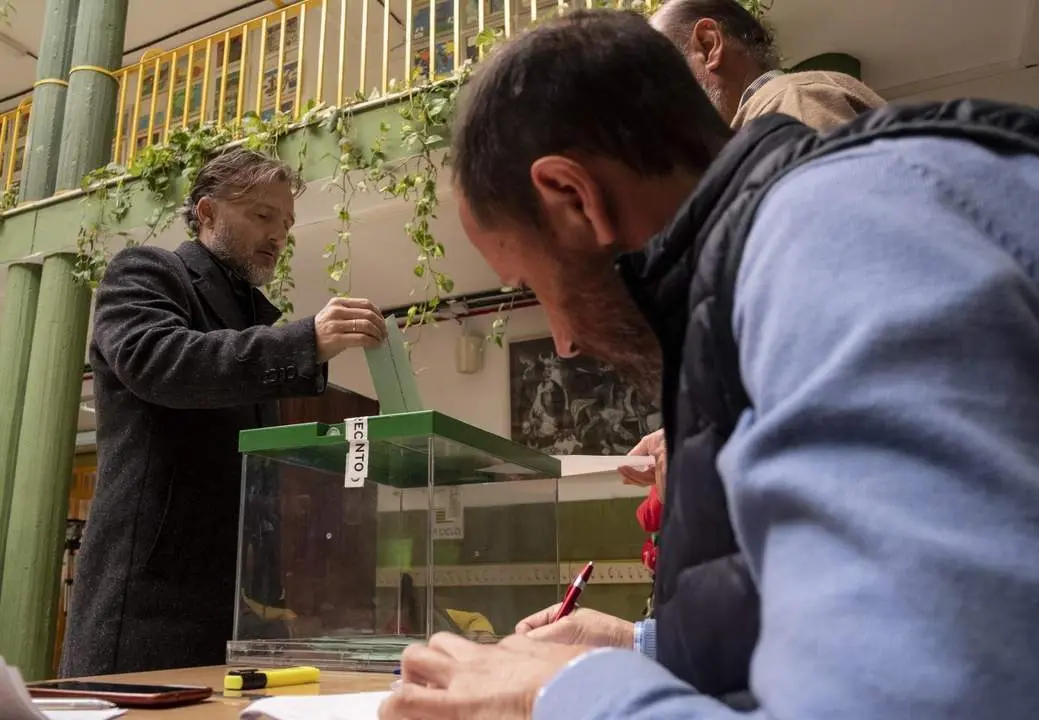 Jos&eacute; Fiscal ejerce su derecho al voto. - EFE