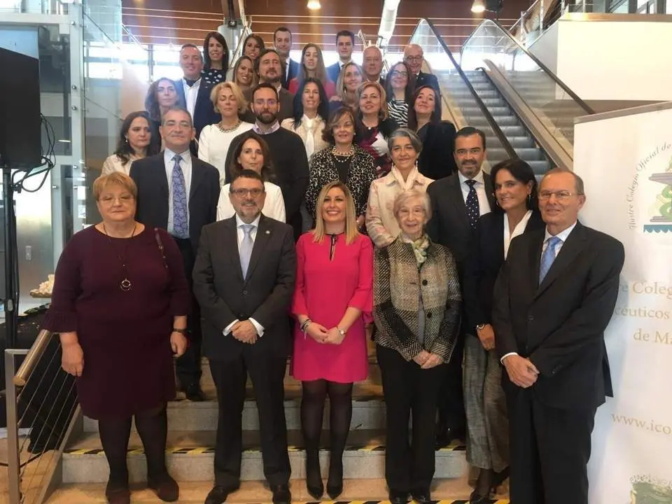 Foto de familia del colegio de Farmac&eacute;uticos. - icofma