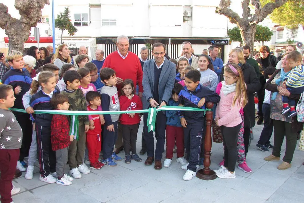 El alcalde, V&iacute;ctor Mora, en el corte de la inauguraci&oacute;n de la nueva Plaza Isabel La Cat&oacute;lica - Ra&uacute;l J. Bustillos