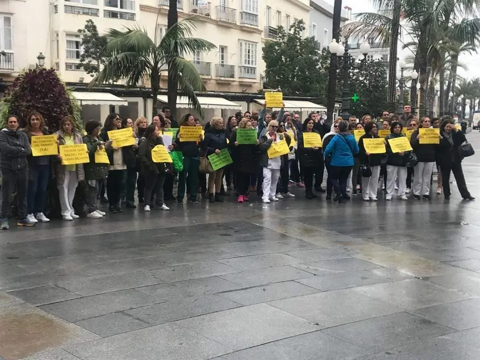 Concentraci&oacute;n de los trabajadores en el Ayuntamiento. - Viva