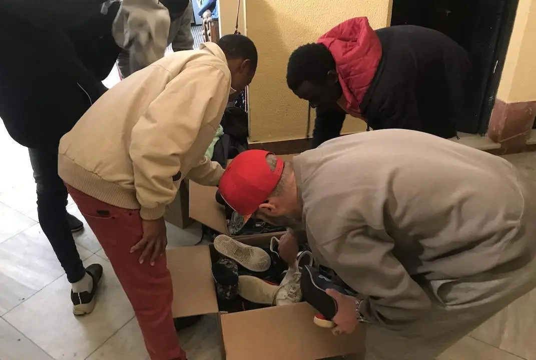 J&oacute;venes inmigrantes, eligiendo la ropa llegada desde O&ntilde;ate. - Andaluc&iacute;a Informaci&oacute;n