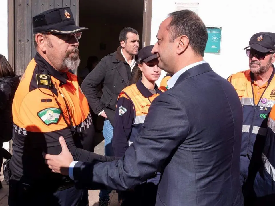  El delegado de Gobierno en Andaluc&iacute;a, Alfonso Rodr&iacute;guez G&oacute;mez de Celis, saluda a los miembros de Protecci&oacute;n Civil. - EFE