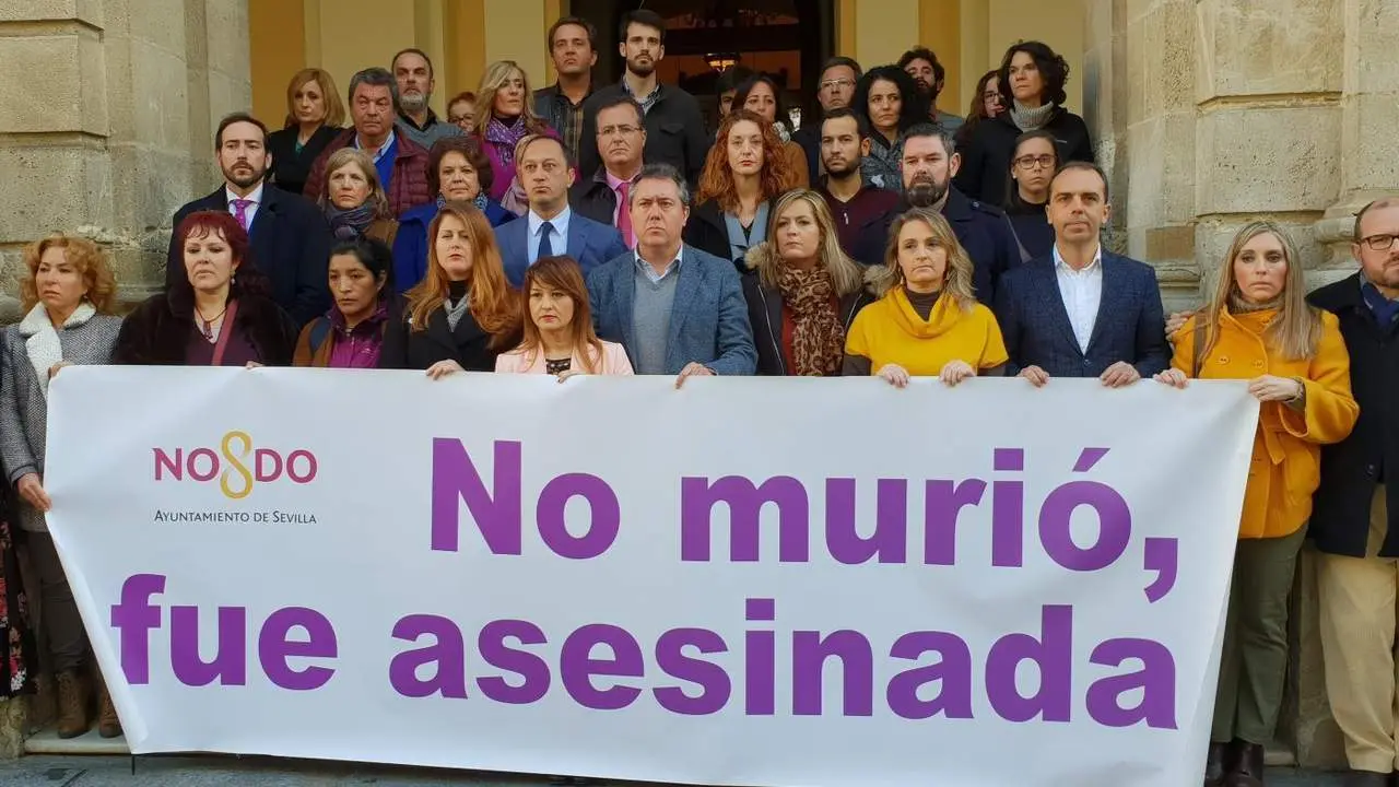 Minuto de silencio por Laura Luelmo en el Ayuntamiento de Sevilla. - AYTO