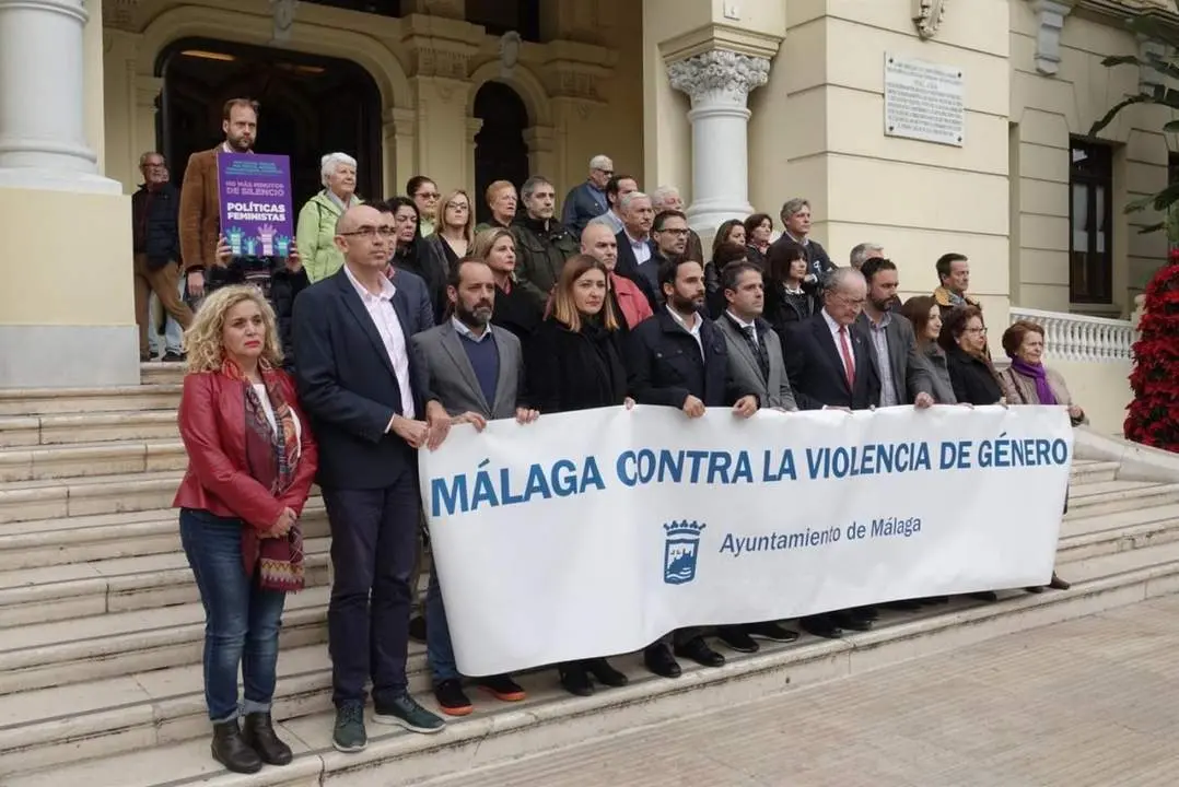 Imagen durante el minuto de silencio de la corporaci&oacute;n municipal. - vm