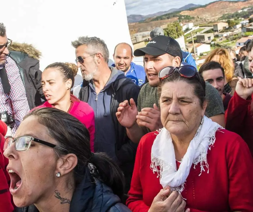 Vecinos de El Campillo increpan a Bernardo Montoya. - EFE
