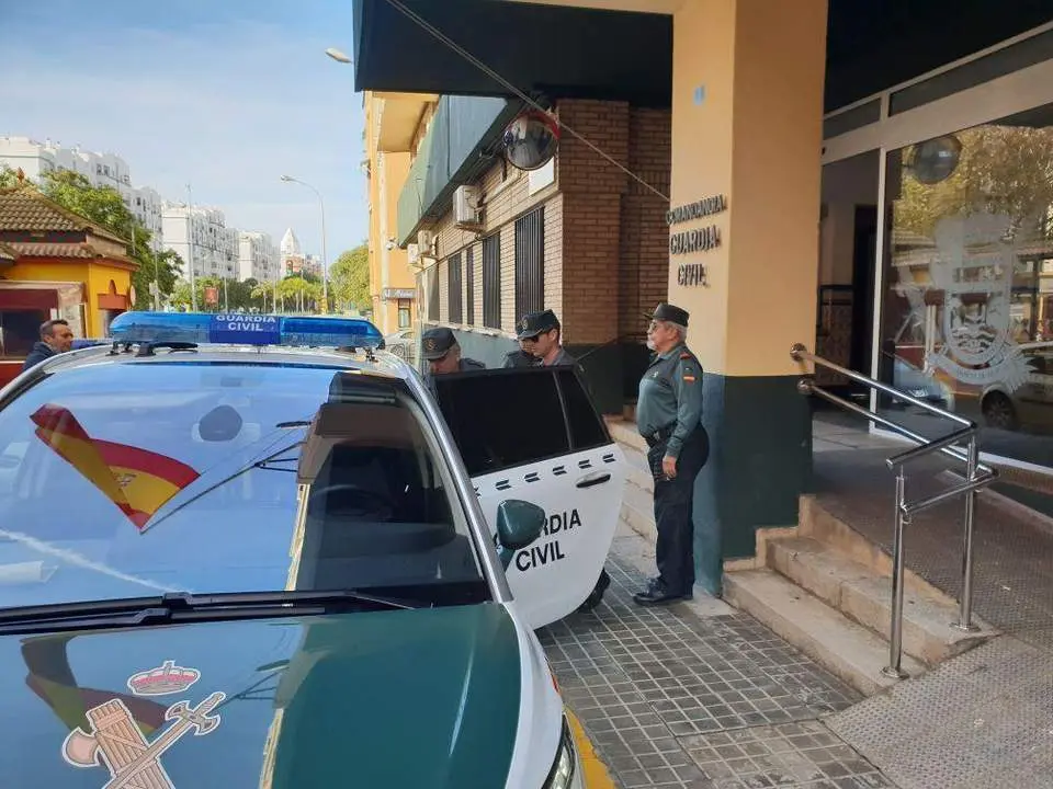 Bernardo Montoya en su salida de la Comandancia de la Guardia Civil de Huelva el d&iacute;a 19. - EDU SILES