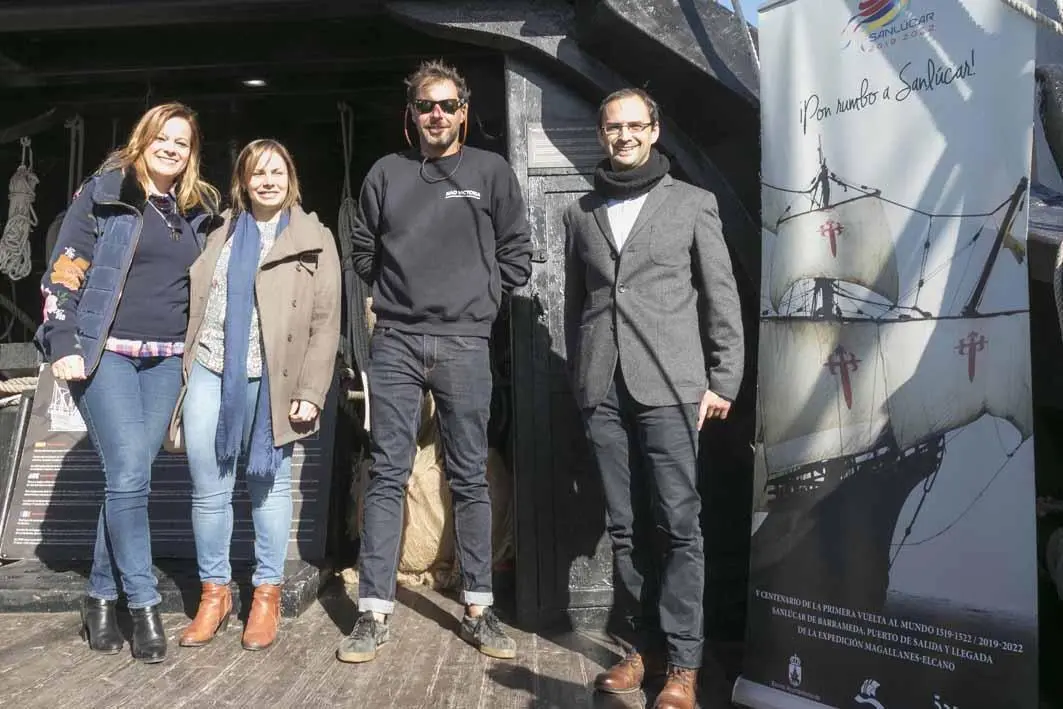 Roc&iacute;o Sumariva, Inmaculada Mu&ntilde;oz y V&iacute;ctor Mora visitaron la Nao Victoria - A. I.