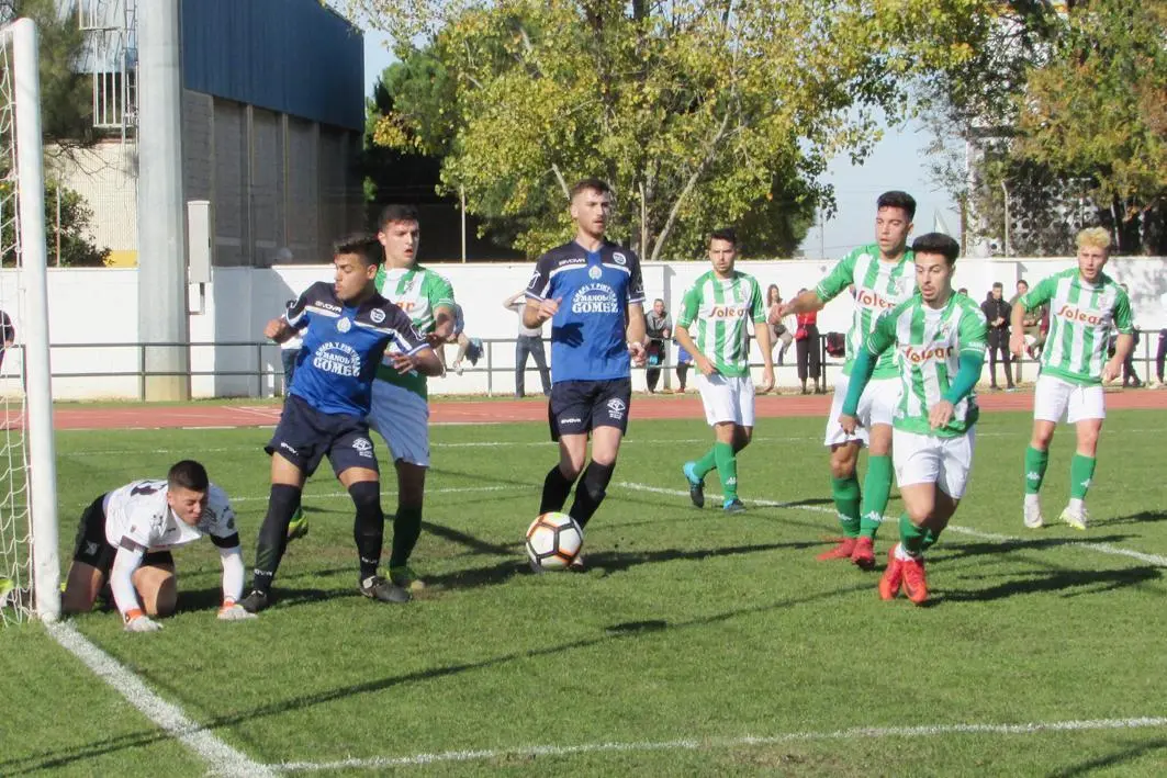 El portero Moi se duele de un golpe que recibi&oacute; tras un saque de esquina - A. I.