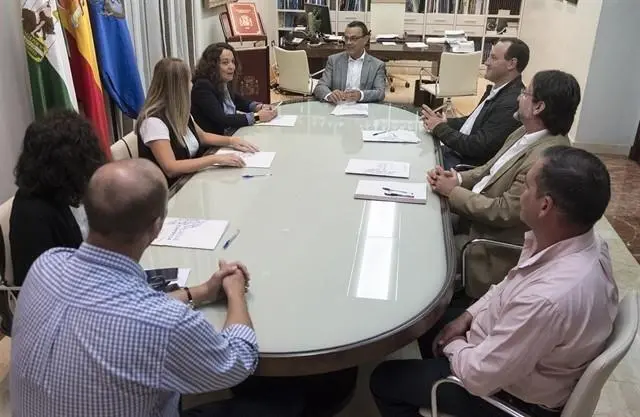 Ignacio Caraballo y usuarios del Vivero Provincial de Empresas de Huelva. - VH