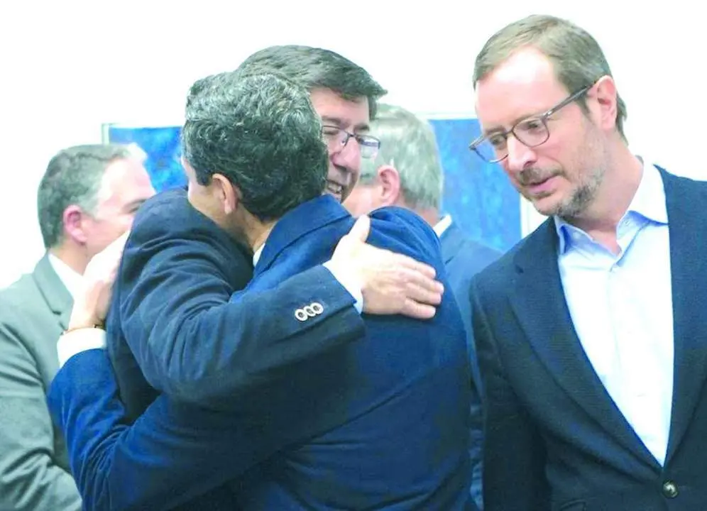Efusivo abrazo de Moreno y Mar&iacute;n en la primera reuni&oacute;n tras el 2-D. - PP