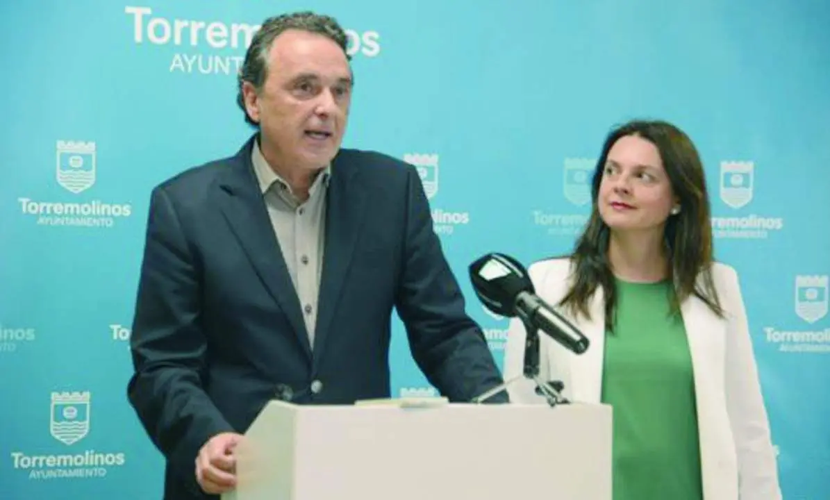 El alcalde de Torremolinos, Jos&eacute; Ortiz, junto a la edil de Hacienda, Maribel Toc&oacute;n. - ROHU