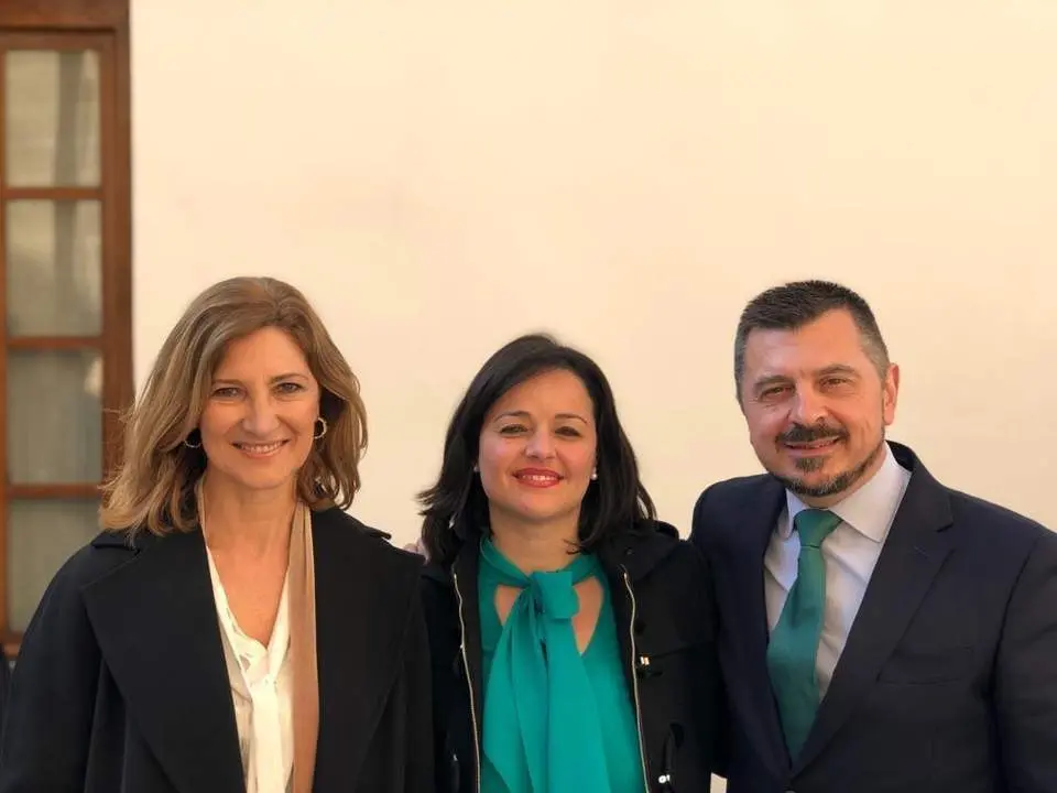 Virginia P&eacute;rez, presidenta del PP de Sevilla, con los diputados Toni Mart&iacute;n y Alicia Mart&iacute;nez. - PP