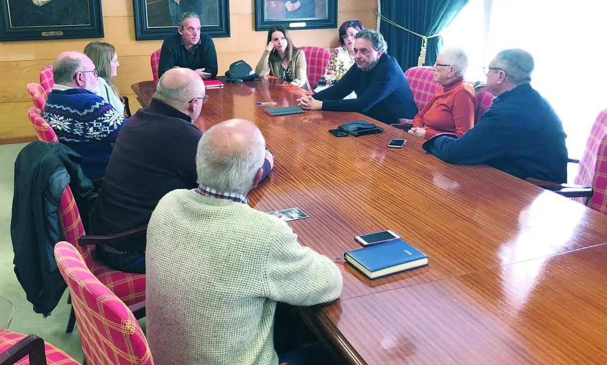Reuni&oacute;n del alcalde y la edil de Urbanismo con la plataforma 'Ascensor YA!'. - V.M.