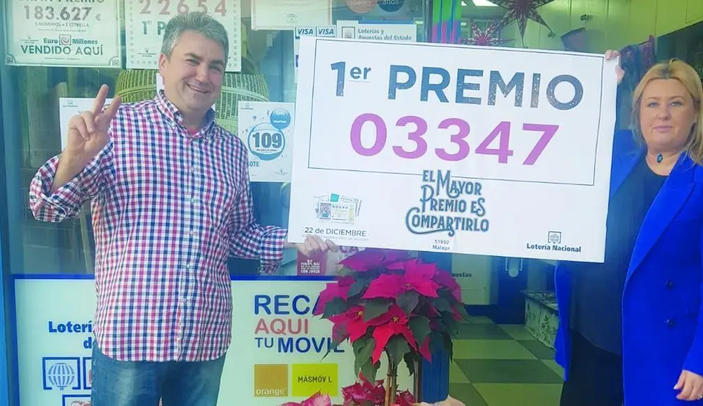 Sabrina Borghi y su marido repartieron el Gordo el pasado d&iacute;a 22. - Cedida