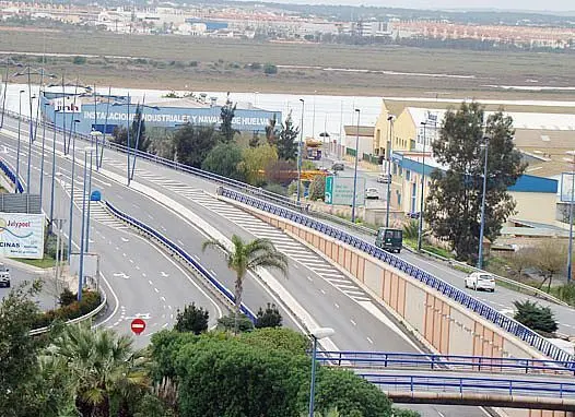 Uno de los inicios del Puente del Odiel, una de las conexiones clave del &aacute;rea sur - Polo