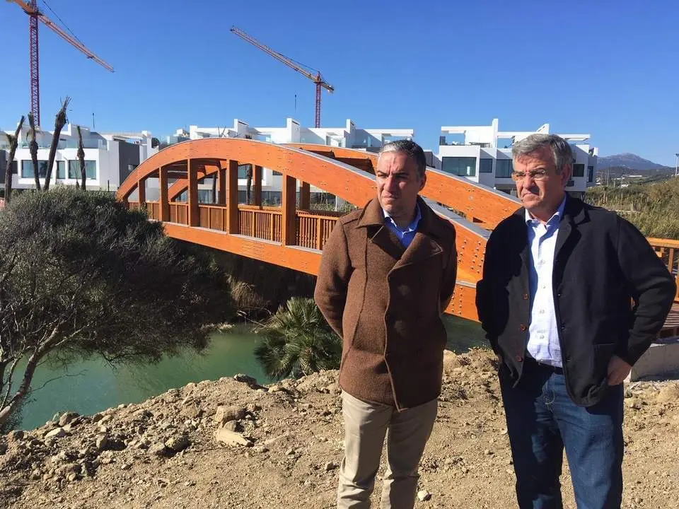Bendodo (i), en un acto en Estepona. - VM