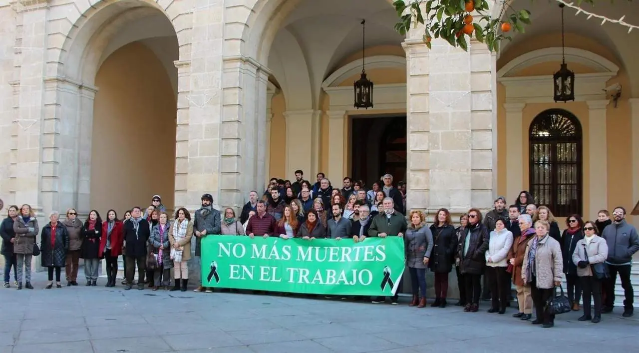 Minuto silencio por accidente laboral en Sevilla. - AYTO