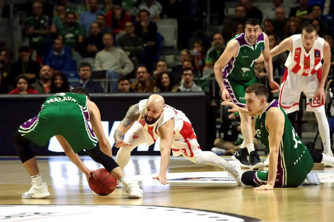 El escolta del Unicaja Jaime Fern&aacute;ndez lucha por el bal&oacute;n. - efe
