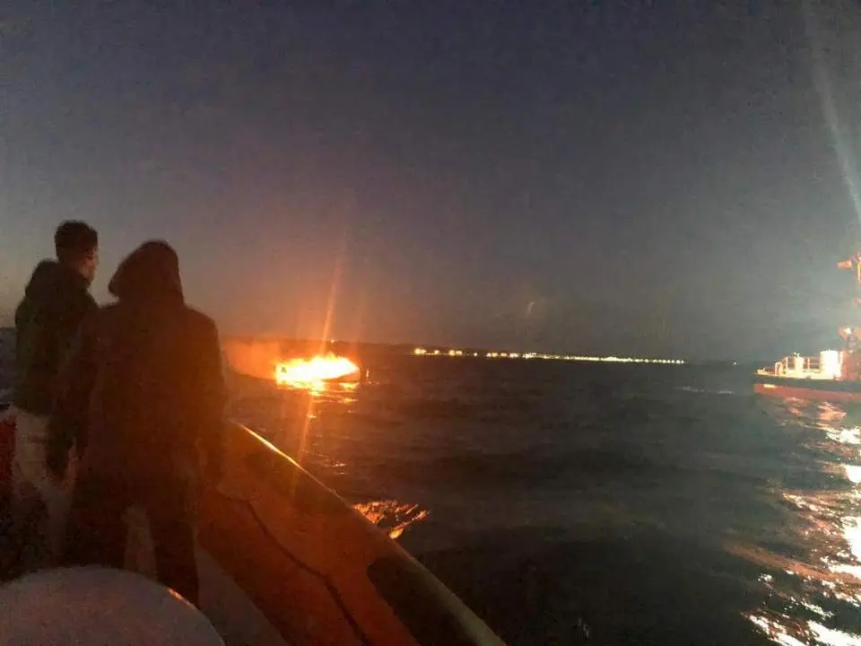 Imagen de la embarcaci&oacute;n ardiendo en alta mar. - Cedida.