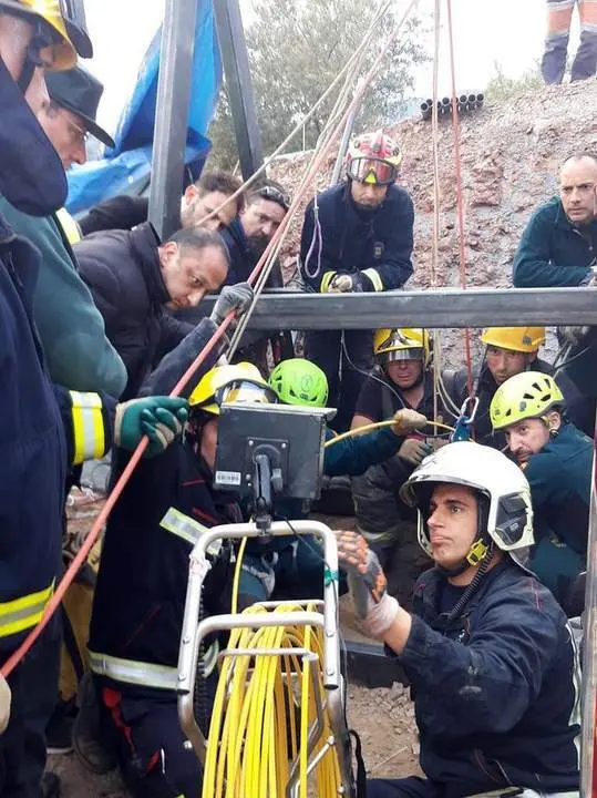 equipos de rescate trabajando. - vm
