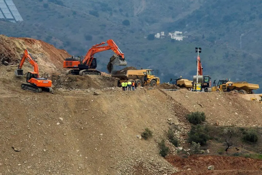 Las m&aacute;quinas contin&uacute;an los trabajos de rescate de Julen. - efe