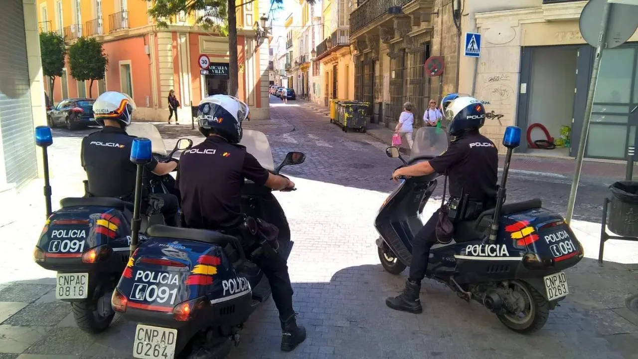 Tres agentes de la Polic&iacute;a Nacional patrullando por el centro de Jerez - Polic&iacute;a Nacional
