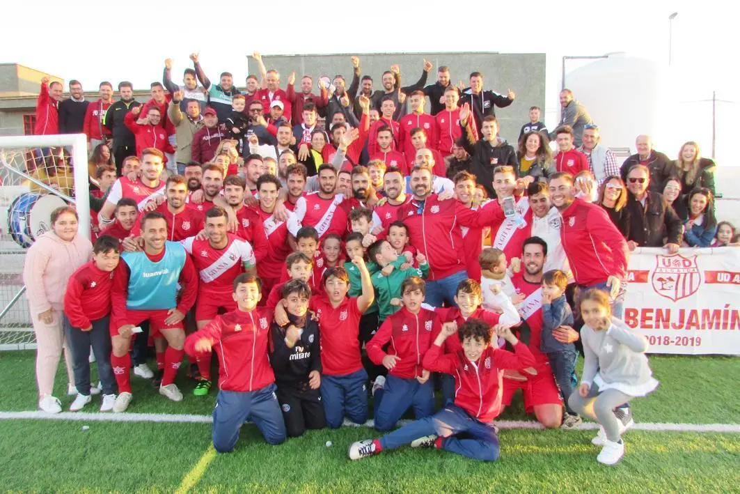 La UD Algaida celebr&oacute; el triunfo con numerosos aficionados del club - Ra&uacute;l J. Bustillos