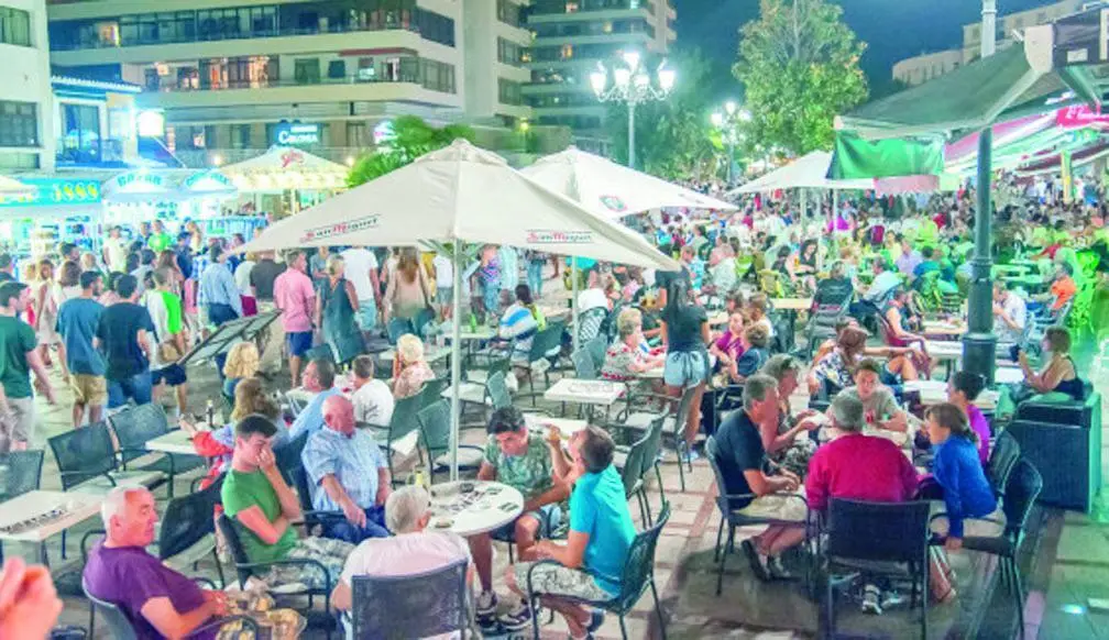 Ambiente nocturno en la plaza de La Nogalera. - ROHU