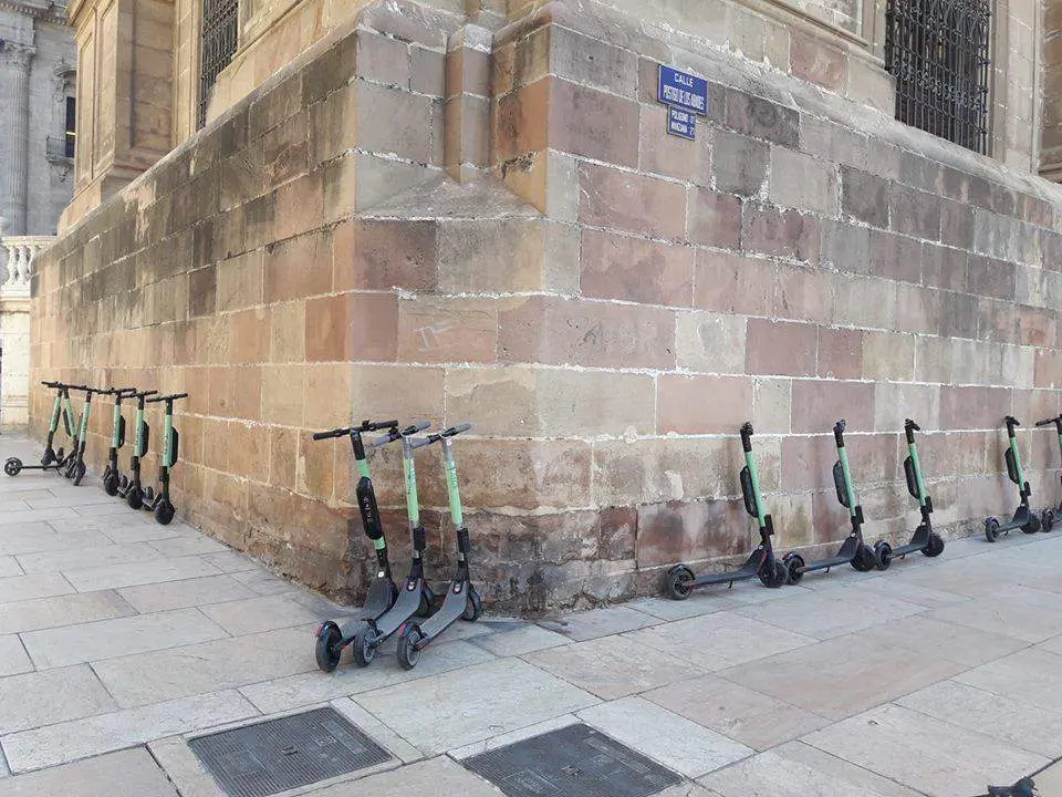Quejas por el uso de la fachada de la Catedral para aparcar patinetes