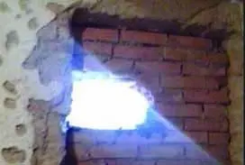 Le hace un boquete a la pared de su vecina para robarle
