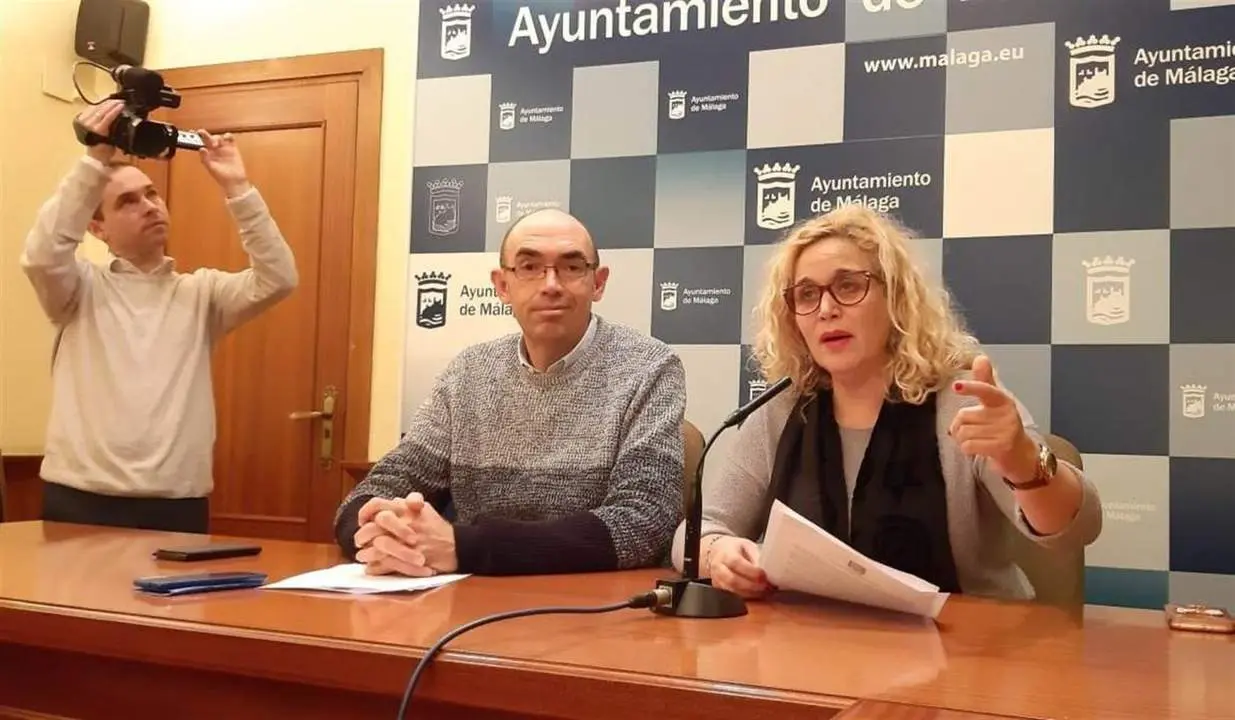 El portavoz de IU M&aacute;laga para la Gente, Eduardo Zorrilla, y la viceportavoz, Remedios Ramos. - vm