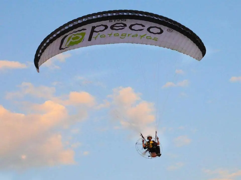 Un paramotor. - EP
