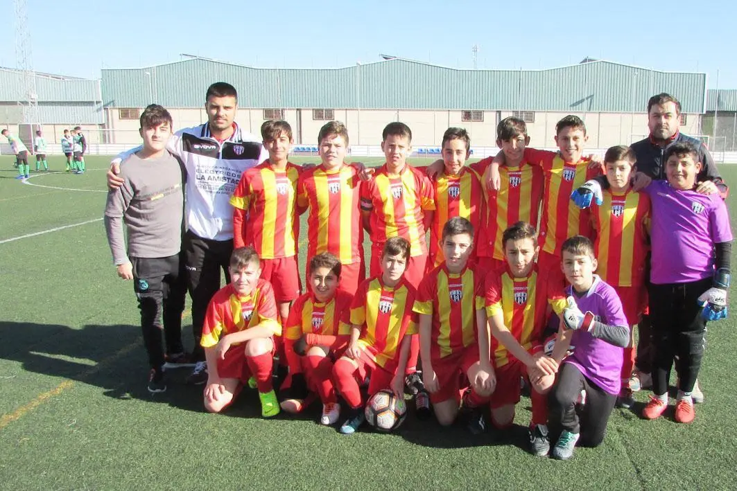 El equipo infantil A de la Juventud Sanluque&ntilde;a antes del partido - Ra&uacute;l J. Bustillos