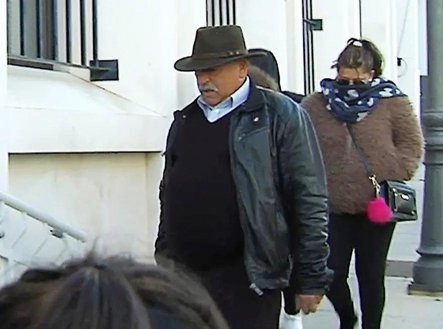 El padre y las hermanas de Bernardo Montoya, a la salida del juzgado. - VH