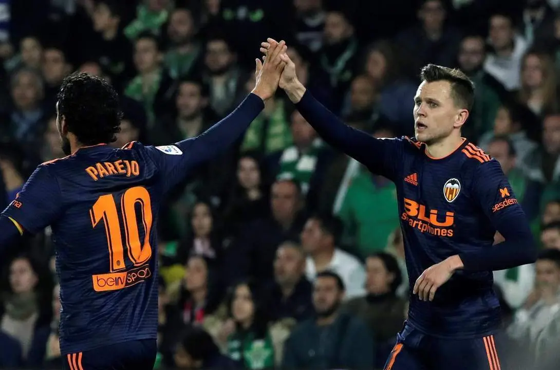 El Betis deja escapar la ventaja, que se queda del lado del Valencia