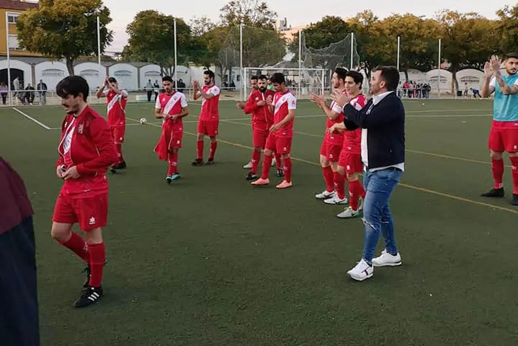 El presidente, Isidoro Mar&iacute;n, y los jugadores de la UD Algaida aplauden a su afici&oacute;n - A. I.