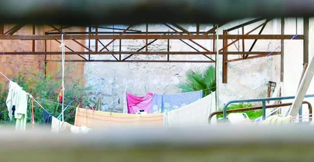 Enseres en el interior del solar. - Eulogio Garc&iacute;a.