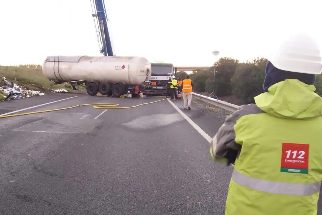 Cami&oacute;n accidentado en la A-49 - 112