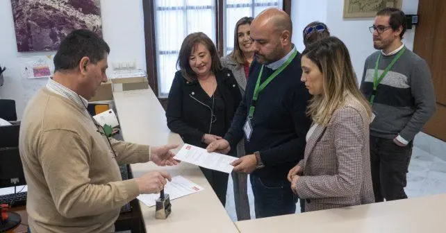 Mar&iacute;a Marquez presenta la pregunta parlamentaria. - VH