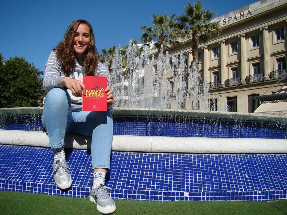 Sara Serrat y su libro 'Parando letras'. - EDU SILES