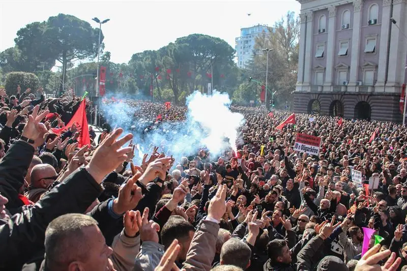 Protesta por la dimisi&oacute;n de primer ministro alban&eacute;s acaba en violencia