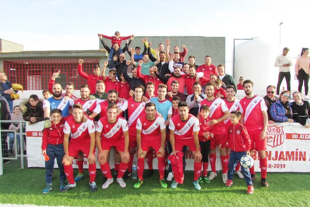 La UD Algaida con un grupo de aficionados tras el encuentro - Ra&uacute;l j. Bustillos