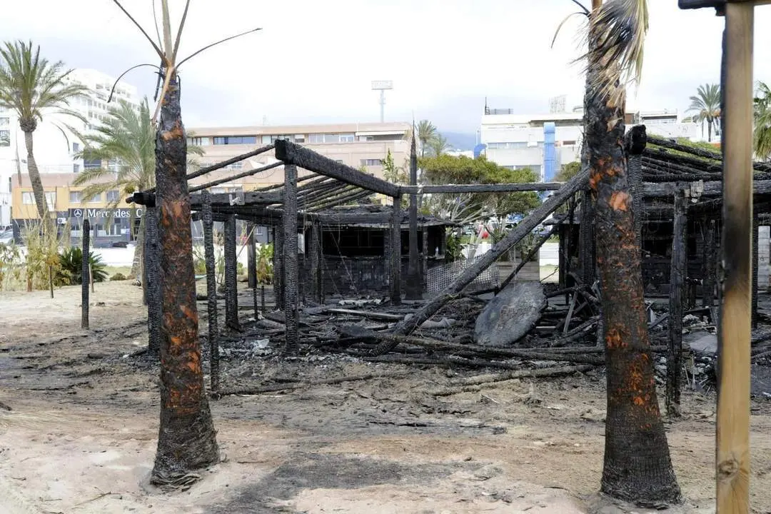 consecuencias del fuego en uno de los chiringuitos. - efe